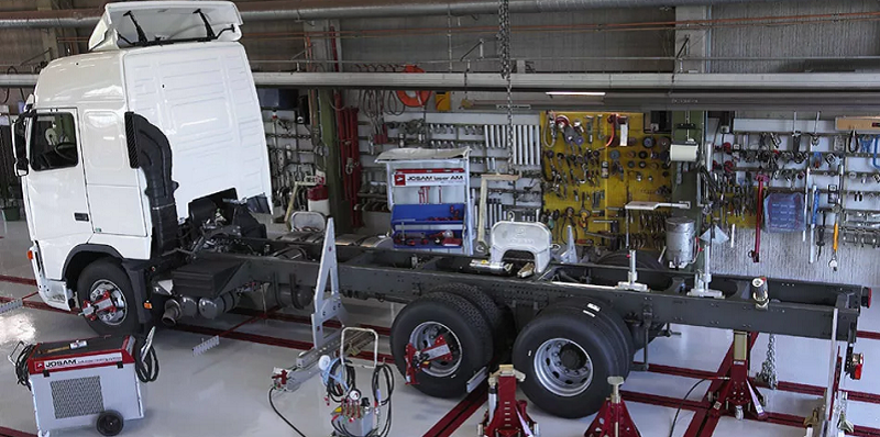 ремонт грузовика в мастерской